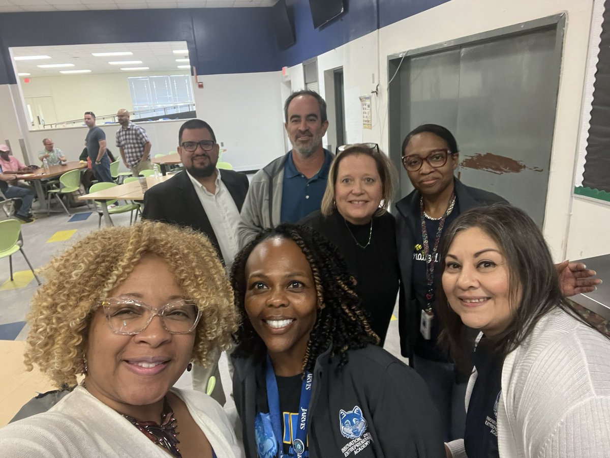 RaymieVenable's tweet photo. Exciting morning kicking off the new year @CityLabHS @IDEA_at_Fannin @dallasschools #PLPack #CityView https://t.co/aw7a8gYHjn
