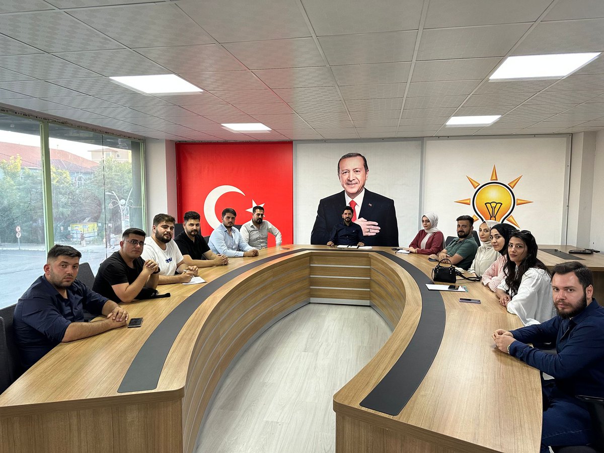 İl Gençlik Kolları Başkanımız <a href="/H_ibrahimselcuk/">Halil İbrahim SELÇUK</a> başkanlığında İl yürütme kurulu toplantımızı gerçekleştirdik. 

Genel gündeme ilişkin konuların görüşüldüğü toplantının hayırlar getirmesini temenni ediyoruz.