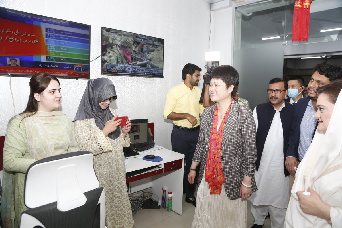 Chargé d’Affaires Ms. Pang Chunxue attended the inauguration ceremony of Chinese News service in APP. This new platform will open up a new channel for Pakistan to showcase its development and image to the Chinese friends, and enhance Pakistani people’s knowledge about China.