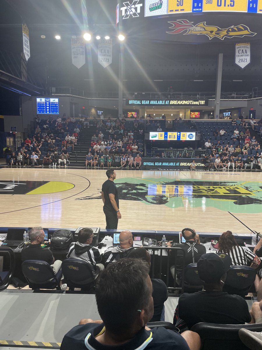 CoachBJDunne's tweet photo. Dream big &amp; work it into existence. Thank you @FridayBeersTBT &amp; @thetournament for providing this #d3hoops Coach the opportunity to share the floor with pros. #PoundTheRock https://t.co/WChKrYXYBl