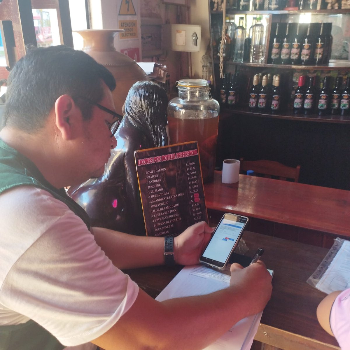 Muniportillo_'s tweet photo. 📷#ParaServirleMejor | La Subgerencia de comercialización y Fiscalización de la Municipalidad Provincial de Coronel Portillo en coordinación con DESA, Ministerio Publico  realizaron un operativo a los locales de venta de bebidas alcohólicas.
#janetcastagne
#MPCP https://t.co/0ocM2B1ZVl
