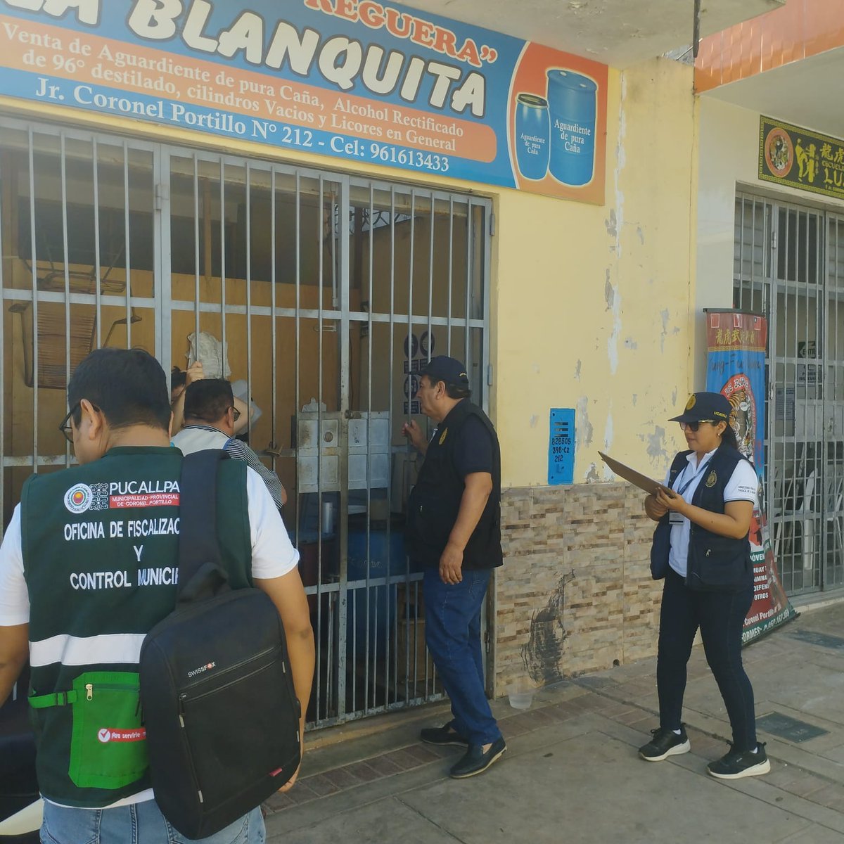 Muniportillo_'s tweet photo. 📷#ParaServirleMejor | La Subgerencia de comercialización y Fiscalización de la Municipalidad Provincial de Coronel Portillo en coordinación con DESA, Ministerio Publico  realizaron un operativo a los locales de venta de bebidas alcohólicas.
#janetcastagne
#MPCP https://t.co/0ocM2B1ZVl