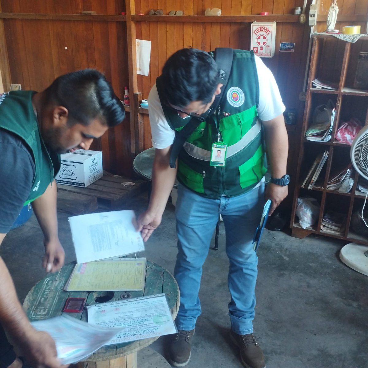 Muniportillo_'s tweet photo. 📷#ParaServirleMejor | La Subgerencia de comercialización y Fiscalización de la Municipalidad Provincial de Coronel Portillo en coordinación con DESA, Ministerio Publico  realizaron un operativo a los locales de venta de bebidas alcohólicas.
#janetcastagne
#MPCP https://t.co/0ocM2B1ZVl
