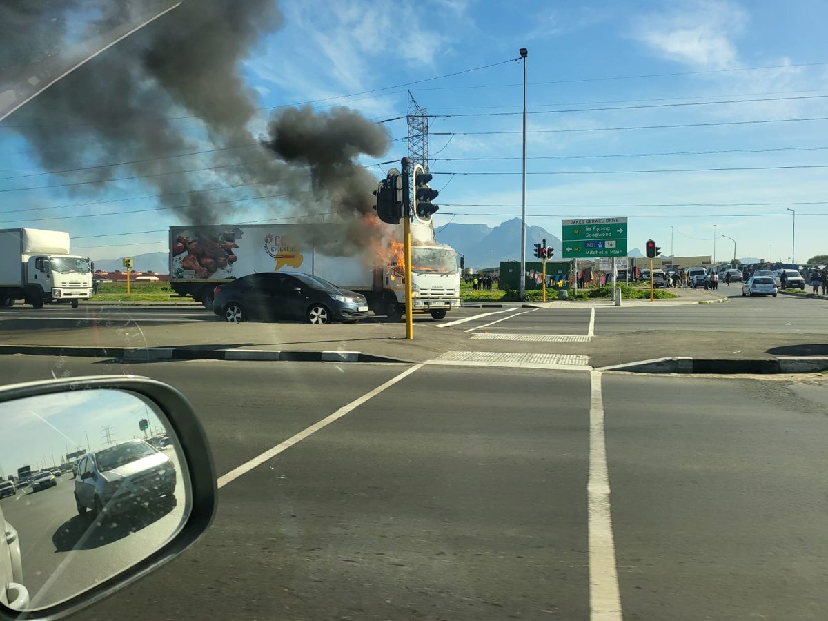 Cape Town taxi strike has started, until 10 August 2023. 

VIDEOS RECEIVED VIA WHATSAPP FROM GROUPS

#capetown #capetownnews #taxistrike #trafficproblems #goldenarrow #busses #taxis #southafrica

tiktok.com/@merentiavande…