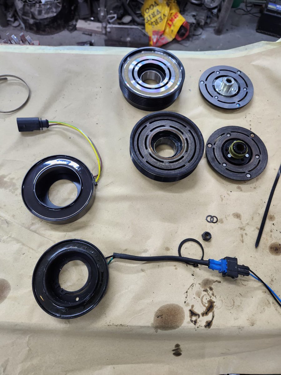 Brantsen's tweet photo. Laten we ‘m maar meteen helemaal aanpakken, hij staat er nu toch. #airco #plekjes #trekhaak #GolfV5 #thermostaathuis https://t.co/4d0H6B3Z47