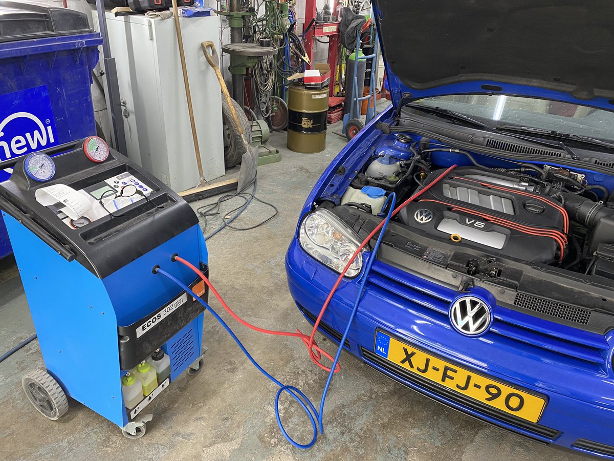 Brantsen's tweet photo. Laten we ‘m maar meteen helemaal aanpakken, hij staat er nu toch. #airco #plekjes #trekhaak #GolfV5 #thermostaathuis https://t.co/4d0H6B3Z47