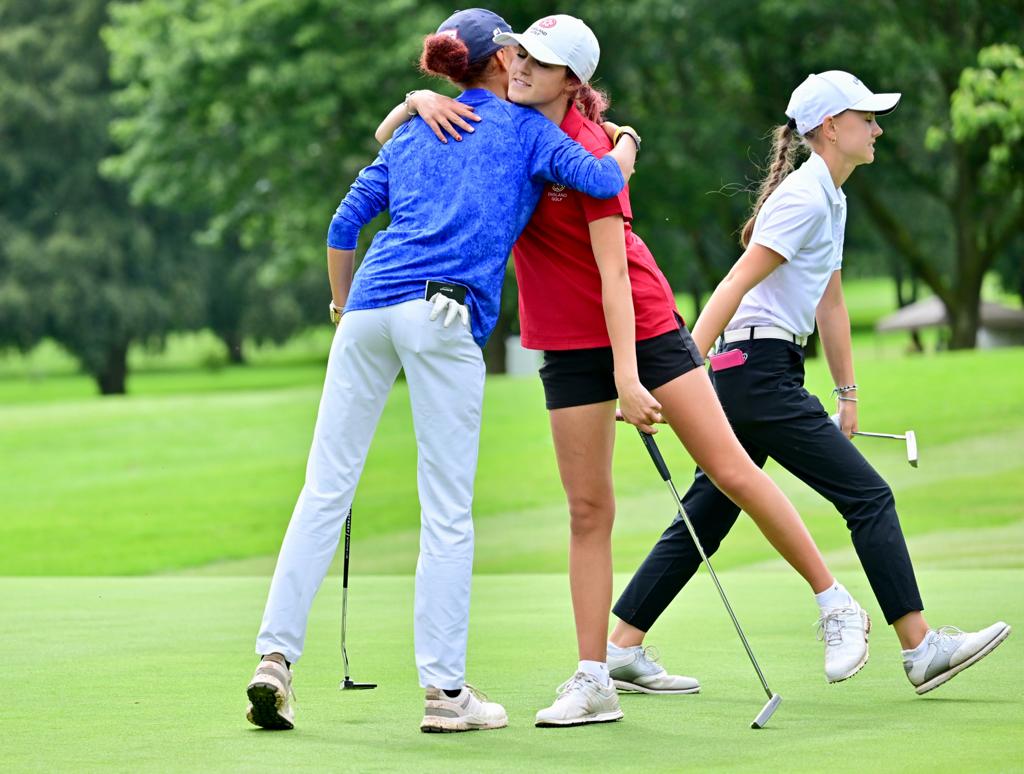 🔥 New leader!

<a href="/chloetarbard/">chloe</a> (-2) moves to the top of the standings in the English Girls Under 16 Championship with 18 holes to go following a third round score of 73. 👏

Live scoring: golfgenius.com/pages/4330981

🇺🇦 #EGStandswithUkraine 🇺🇦