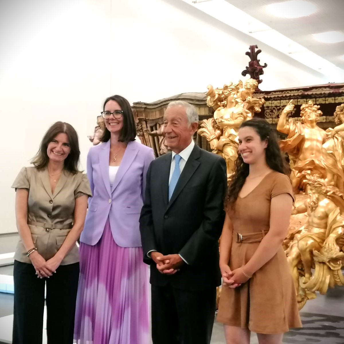 Lemos_lab's tweet photo. Portuguese President 🇵🇹 @MarceloRdeSousa 📸 hosted an event where Carina Félix presented #OceanFire 🌊🔥
This @Lemos_lab project won the Alfredo da Silva award and will use #marine resources to fight #firebligh in🌳, caused by🦠
@de_fundacao @BcsdPortugal @MARE_centre
@ESTM_IPL https://t.co/9InYwXWsQj
