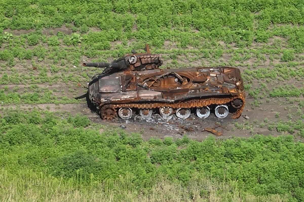 During the fight for Makarivka (June) Ukrainian Marines destroyed a lot of Russian equipment.

Some of them you may witness. These T-80BVMs and T-80BV belonged to the Russian 40th separate Marine brigade.