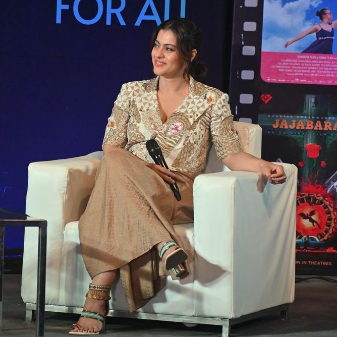 all I'm saying is... find yourself someone who looks at you the way Kajol is looking at Nayandeep 😭🥹 #Kajol #JagranFilmFestival <a href="/itsKajolD/">Kajol</a>