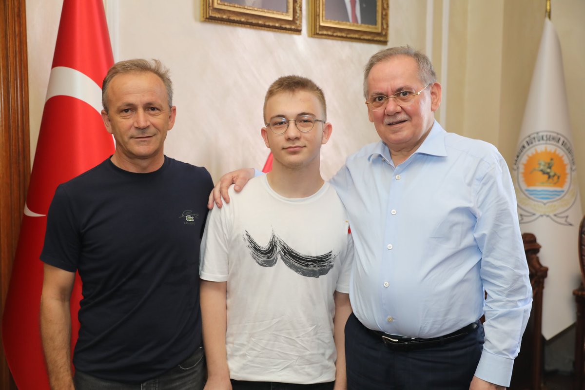 mustafademirbsk's tweet photo. YKS Türkiye genelinde ilk 100'e giren Garip Zeycan Yıldırım Fen Lisesi öğrencimiz Arda Cengiz ve ailesini belediyemizde misafir ettik. 

Türkiye 35’ incisi olarak bizleri gururlandıran öğrencimizi tebrik ediyor; başarılarının devamını diliyorum. https://t.co/cv6Y2jaIr1