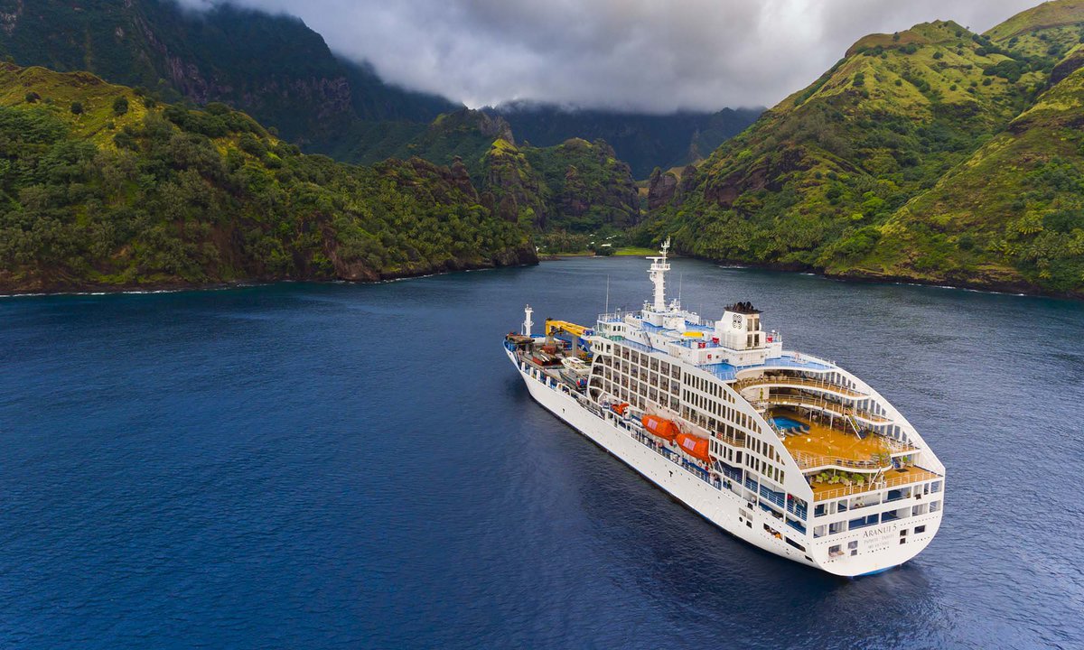 outremers360's tweet photo. #J02024 #Polynésie: A #Tahiti, les surfeurs logeront sur un bateau de croisière
➡️ L’#Aranui mouillera dans la baie de Vairao, proche de la vague de #Teahupoo et fera office de village olympique pour les délégations sportives
➡️https://t.co/xgTo4rmmBT https://t.co/phsDyUBpTq