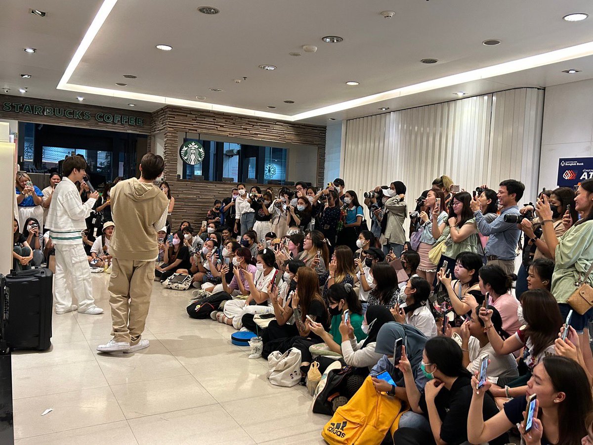 ฝนตกรถติดก็ยังมาหากัน ขอบคุณทุกคนมากน้าาา  21.00 น. เจอกันใน #เพื่อนผมxFANDOMLIVE นะะะ 🤍🤍