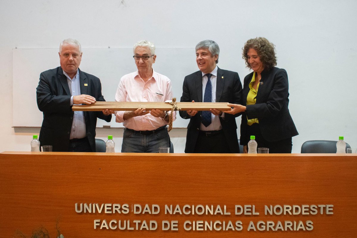 unneargentina's tweet photo. Pallarols recibió los listones de urunday con los que confeccionará el próximo bastón presidencial 👏🏻🇦🇷

En un emotivo e histórico acto, fueron entregados dos listones de madera de urunday que el orfebre utilizará para la elaboración del bastón de mando del próximo Presidente/a. https://t.co/hxA2Xs1o9s
