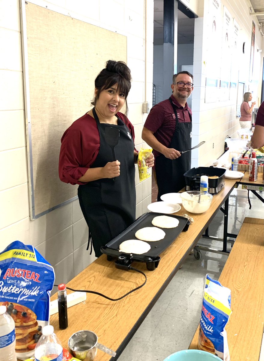 The BEST admin team from Navarro Elementary cooking it up for their staff!! Yum!!
#NAVproud 
#ExpeditionExceLLence 
#LovemyLISD
