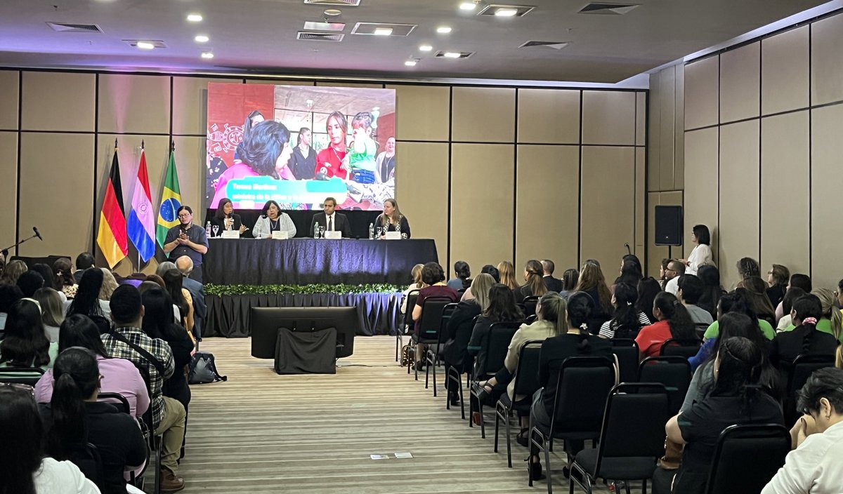 🙌🏼 Estamos participando del Seminario Internacional  "Atención a la Primera Infancia". 

📌Realizado en el marco del Proyecto Triangular Paraguay-Brasil-Alemania "Intercambio de experiencias para fortalecer el trabajo con cuidadores de niñas y niños de 0 a 3 años". 👶🏻👧🏻🧒🏻