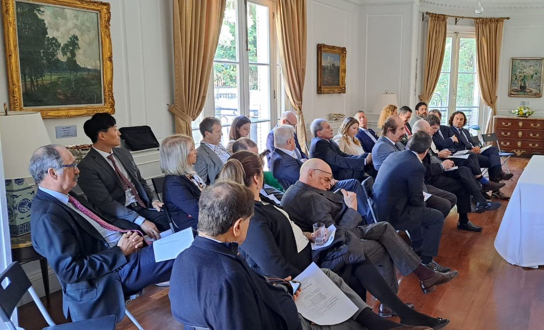 BelgicaenBAires's tweet photo. 🇧🇪🌍¡Reunión de la Unión de Cámaras de Comercio Extranjeras y Binacionales (UCCEB) en la residencia de Bélgica en Buenos Aires!
El Embajador @KarlDhaenetuvo el honor de recibir junto a la Cámara Belgo-Luxemburguesa a representantes de varias cámaras binacionales en 🇦🇷
#UCCEB https://t.co/hRdtRvTRXf