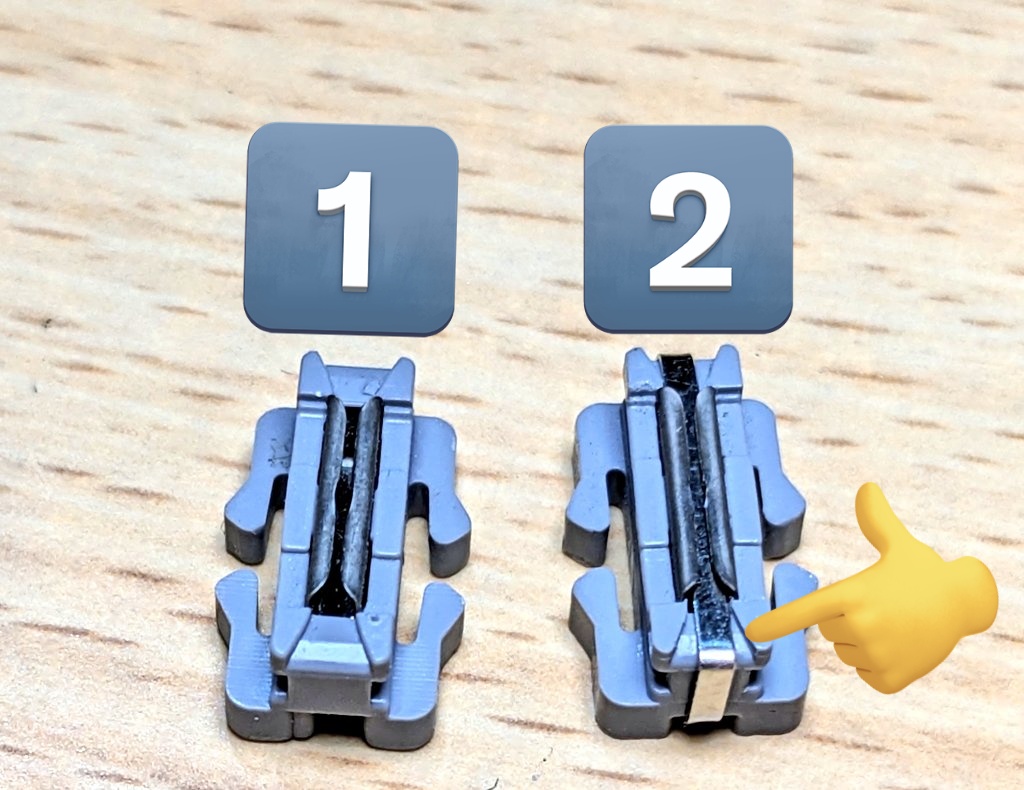 Sc2Z4IxNZsJTRlg's tweet photo. ★ユニトラック 接続強化大作戦★
ユニトラックのジョイナーは遊びが大めで、電気的な接続も今一歩な気がします。🤔
そこで、手持ちのユニトラックはこんな対策をしてます。😆
洋白帯をジョイナーに通して、折曲げて
固定させてます。
　①製品状態
　②加工済品
（リプへ続く）
#KATO #ユニトラック https://t.co/Ylc9trTs06