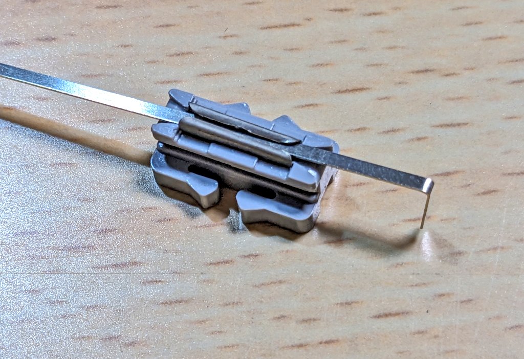 Sc2Z4IxNZsJTRlg's tweet photo. ★ユニトラック 接続強化大作戦★
ユニトラックのジョイナーは遊びが大めで、電気的な接続も今一歩な気がします。🤔
そこで、手持ちのユニトラックはこんな対策をしてます。😆
洋白帯をジョイナーに通して、折曲げて
固定させてます。
　①製品状態
　②加工済品
（リプへ続く）
#KATO #ユニトラック https://t.co/Ylc9trTs06
