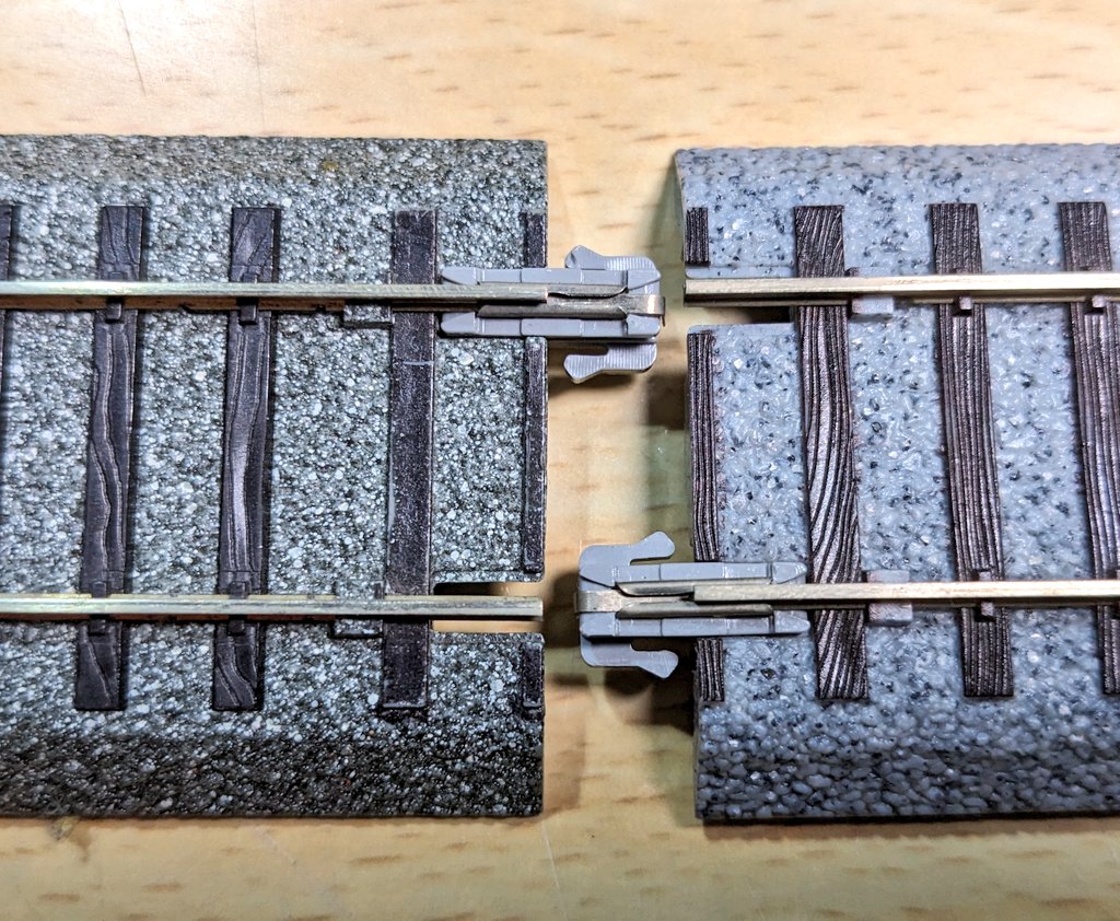 Sc2Z4IxNZsJTRlg's tweet photo. ★ユニトラック 接続強化大作戦★
ユニトラックのジョイナーは遊びが大めで、電気的な接続も今一歩な気がします。🤔
そこで、手持ちのユニトラックはこんな対策をしてます。😆
洋白帯をジョイナーに通して、折曲げて
固定させてます。
　①製品状態
　②加工済品
（リプへ続く）
#KATO #ユニトラック https://t.co/Ylc9trTs06