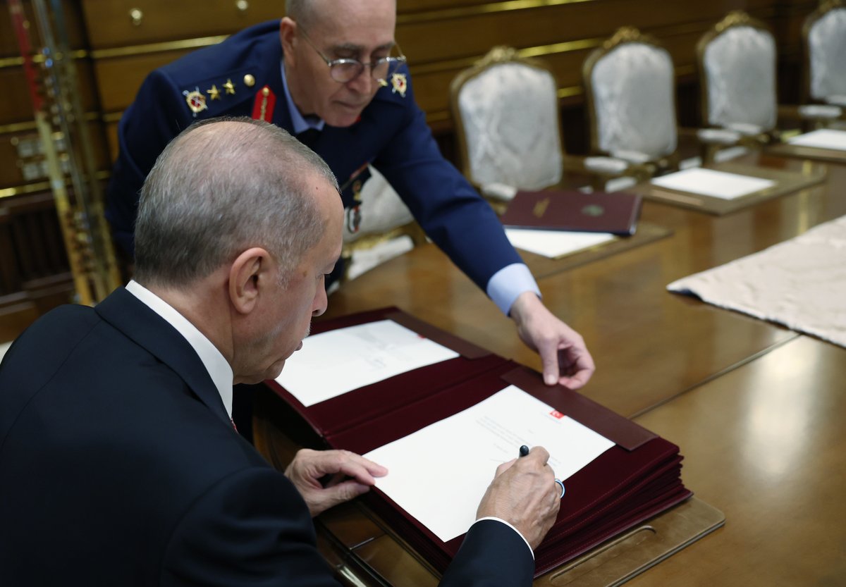 RTErdogan's tweet photo. Yüksek Askerî Şûra kararlarının kahraman ordumuz ve milletimiz için hayırlara vesile olmasını diliyorum.

Ülkemize eşsiz hizmetlerde bulunan tüm komutanlarımıza şükranlarımı sunuyor, yeni görev tevdi edilenlere Allah’tan muvaffakiyetler niyaz ediyorum. https://t.co/Sy49ZHHeBl