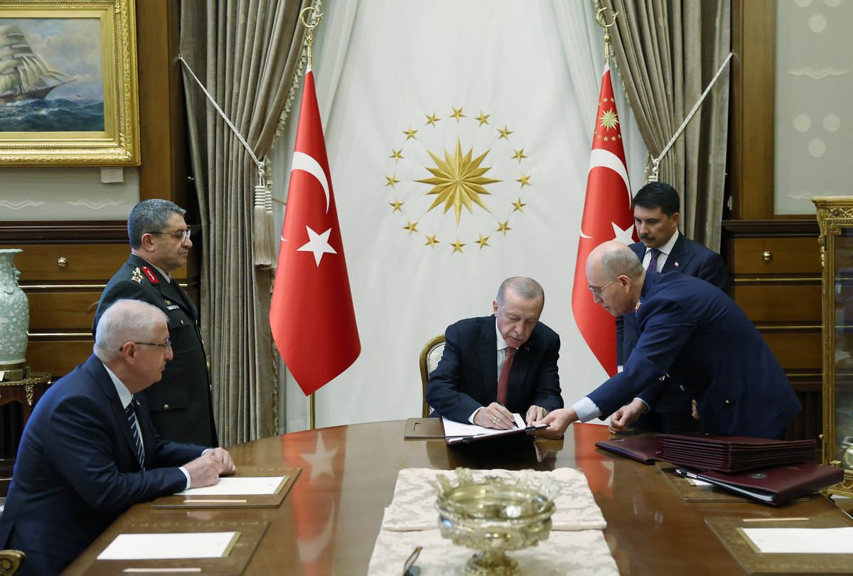 RTErdogan's tweet photo. Yüksek Askerî Şûra kararlarının kahraman ordumuz ve milletimiz için hayırlara vesile olmasını diliyorum.

Ülkemize eşsiz hizmetlerde bulunan tüm komutanlarımıza şükranlarımı sunuyor, yeni görev tevdi edilenlere Allah’tan muvaffakiyetler niyaz ediyorum. https://t.co/Sy49ZHHeBl