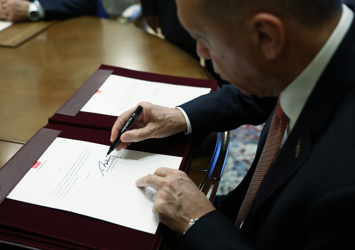 RTErdogan's tweet photo. Yüksek Askerî Şûra kararlarının kahraman ordumuz ve milletimiz için hayırlara vesile olmasını diliyorum.

Ülkemize eşsiz hizmetlerde bulunan tüm komutanlarımıza şükranlarımı sunuyor, yeni görev tevdi edilenlere Allah’tan muvaffakiyetler niyaz ediyorum. https://t.co/Sy49ZHHeBl