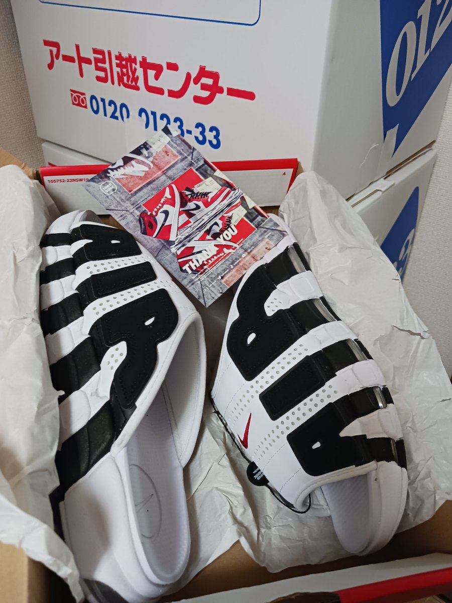 sup_heads's tweet photo. 転勤📦️引っ越し荷物詰め📦️
真っ最中で、やっと整ってきた
BACK TO TOKYO
職場の皆様が
#モアテンスライド
くれました~!🩴🩴🩴
引っ越し当日台風来るんやけど。
#NIKE
#AIRMORE
#SLIDE https://t.co/d2Zqw9pOpc