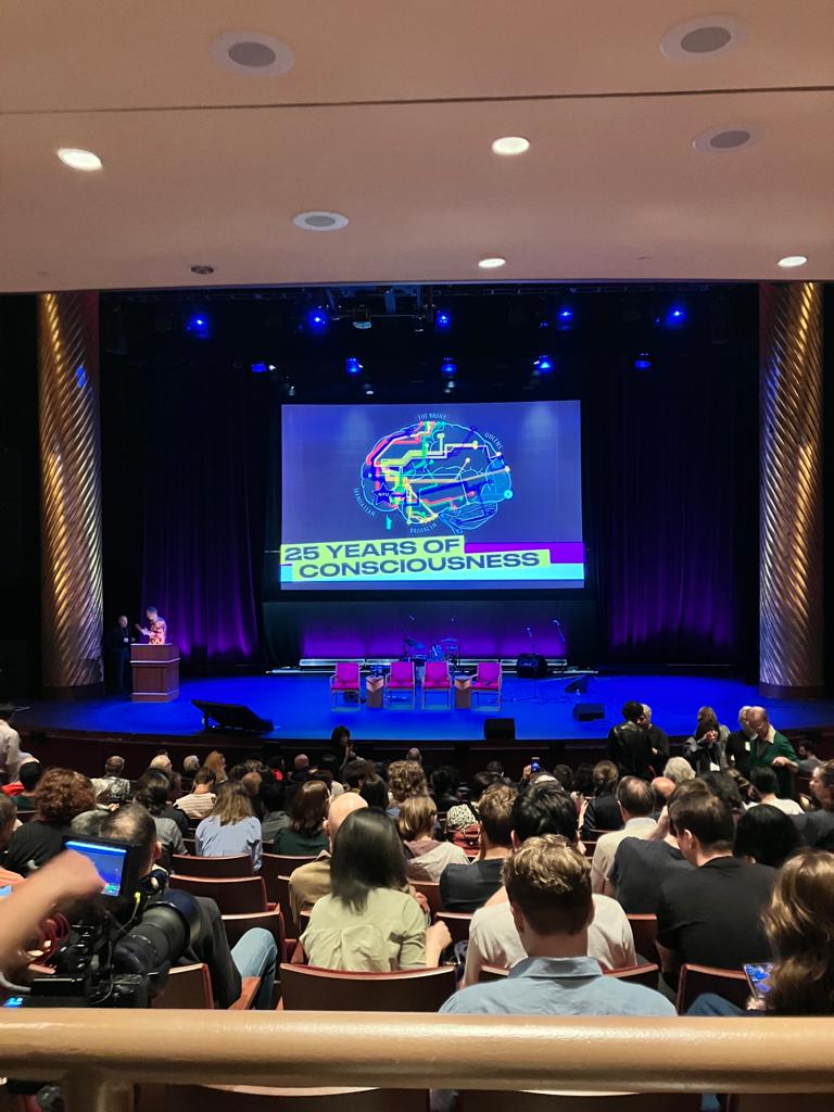 AssMoruzzi's tweet photo. Le nostre socie Chiara Mazzi Sonia Mele Elisabetta Colombari del laboratorio PandAlab dell'Università di Verona hanno presentato i loro lavori al meeting of the Association for the Scientific Study of Consciousness a New York
#insiemeperleneuroscienze #assc26 #NYU #womeninscience https://t.co/Yz6lKwEPkE