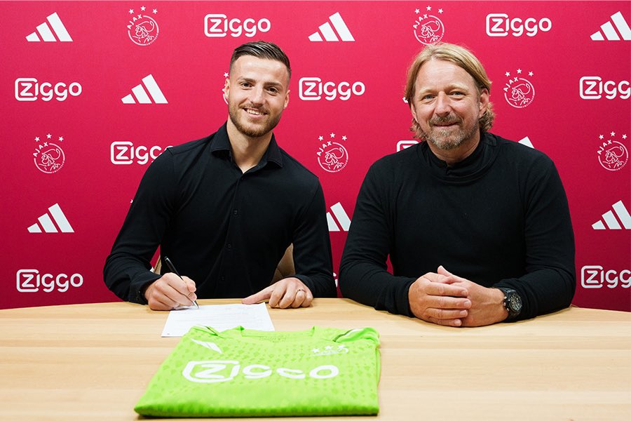 wetalkajax's tweet photo. “And also I think it’s important now we add additional quality- Remko is 39, Rulli is 31 - at a younger age. And when you are searching to pick a GK someone who can fit the Ajax playing system.”

[Sven Mislintat]

2/2

#Ajax #Ramay #Transfers https://t.co/PFG3RoZzKd