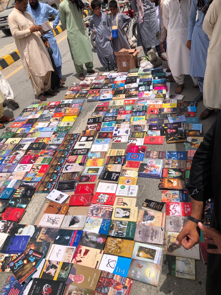 پنجگور/ انتظامیہ اور ڈگری کالج کی جانب سے بغیر کسی جواز کے ایک مخصوص شددت پسند ٹولے کو خوش کرنے کی خاطر طلباء کو لیٹریری ایجوکیشنل فیسٹیول کی اجازت نہ دینا شعور ترقی و کتاب دشمنی کی ثبوت ہے۔ آج احتجاجاً اسٹوڈنٹس نے کالج کی گیٹ کے سامنے بک اسٹال لگاکر کتاب کلچر کو پروان چھڑایا۔