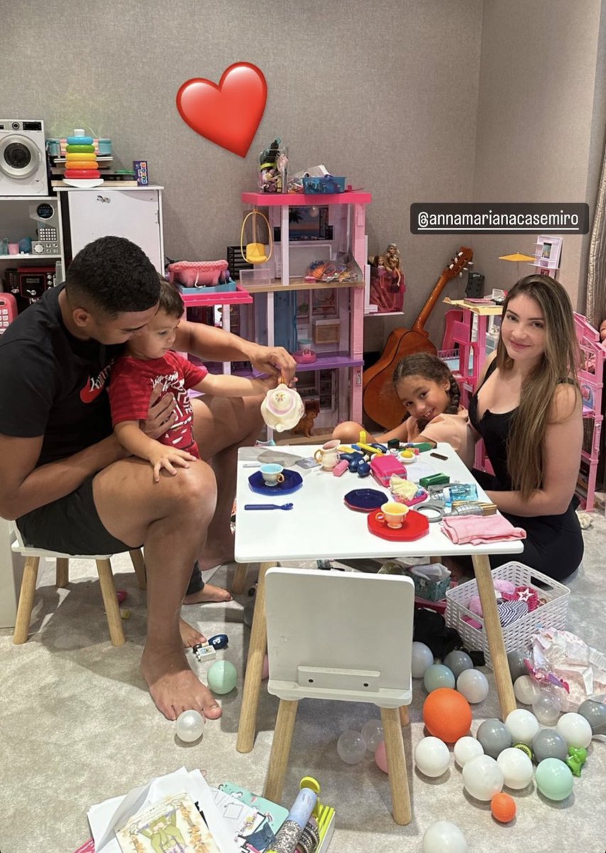 UTDEmma_'s tweet photo. Casemiro enjoying family time back home in Manchester 🏡❤️

📸 via IG https://t.co/82TIzcA0Ym