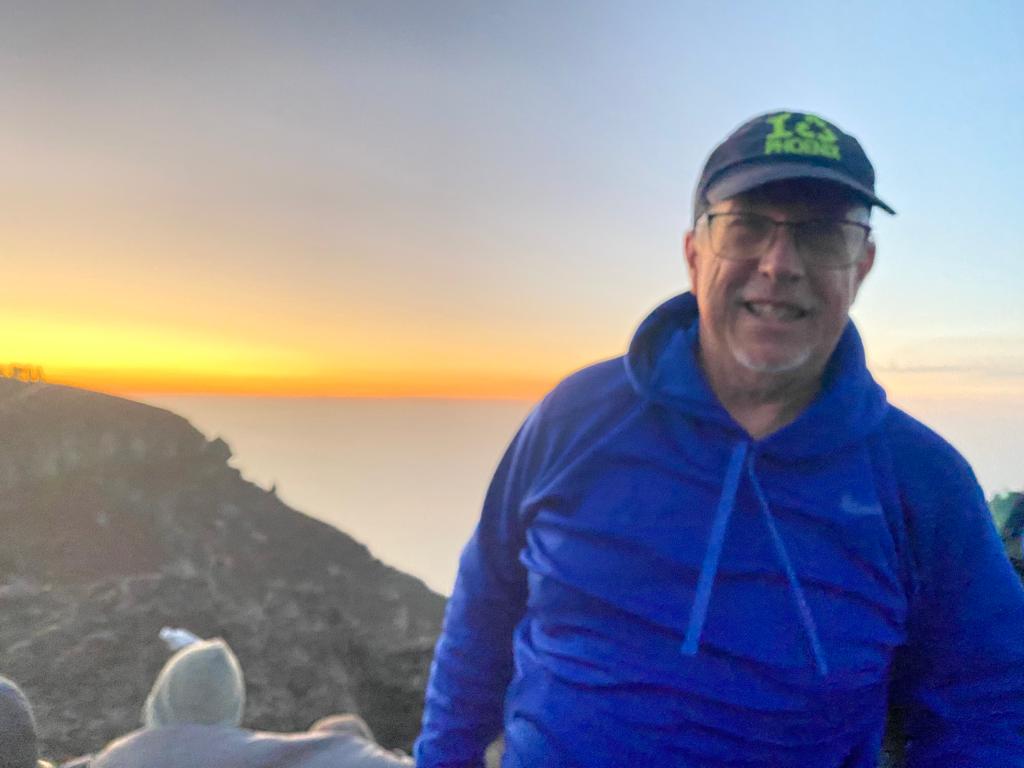 KPB_AZ's tweet photo. We're everywhere. ♻️🗻🇯🇵

📸: Terry Gellenbeck at the top of Mount Fuji.  Check out the hat!

#IRecyclePHX #MountFuji #Japan #Tokyo
#TerrysJapanAdventures #Represent #TravelVibes #PhotoOfTheDay #DoBeautifulThings https://t.co/RyqoBaLQuG