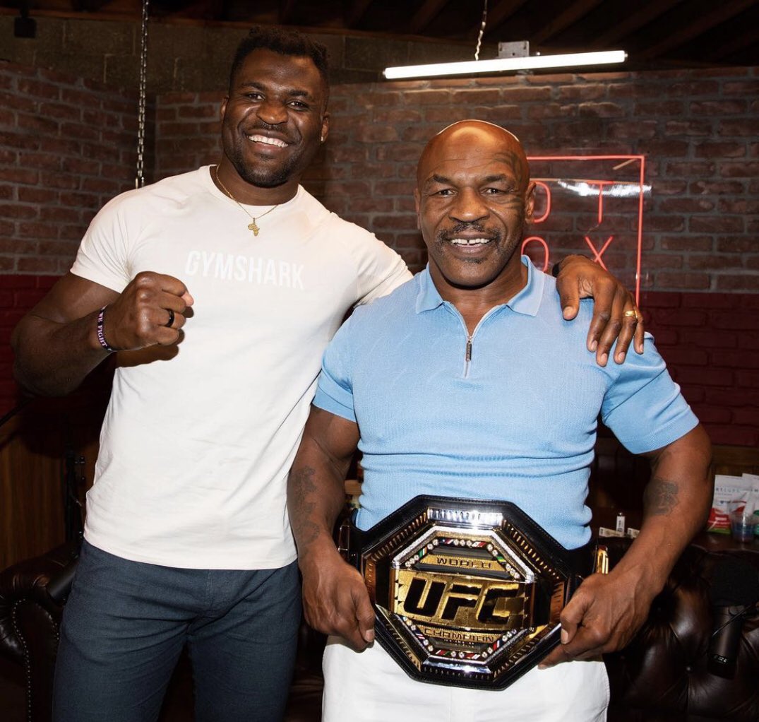 MMA__TIME's tweet photo. Francis Ngannou a choisi Mike Tyson parmis ses entraîneurs pour son combat contre Tyson Fury 🚨

🗣️Mike tyson parle de Francis : 

" C’est pas un secret que j’aide Ngannou à 100% dans ce combat de champions.
Il a une énorme puissance dans son poing, et quand ça touche, c’est game over.

Je suis impatient de travailler avec Ngannou et d’aider sa transition depuis la cage jusqu’au ring de boxe.
C’est pas un novice en combat, c’est un champion du monde.

La clé est de combiner son énergie et ses compétences de combat dans ses poings, et d’utiliser son agilité pour bouger facilement dans le ring et de délivrer le KO. 
On est là pour gagner. "