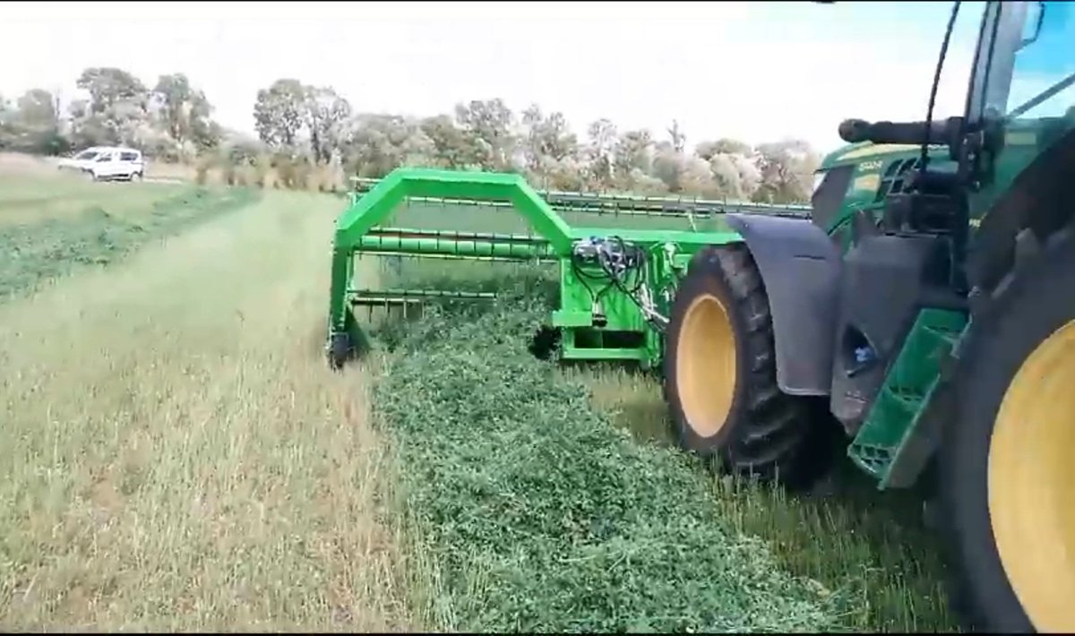 scordeau_inra's tweet photo. Arrivée et mise en route de la faucheuse andaineuse #Zworld sur @CASYSdijon @INRAE_BFC_Dijon au domaine expérimental https://t.co/Q6tp6y4peW