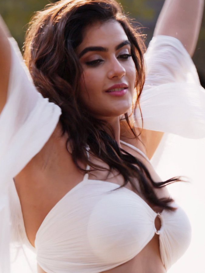 F2nHk87awAEP70I?format=jpg&name=900x900