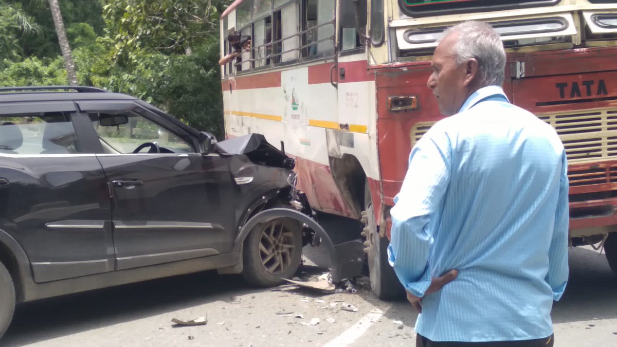 BaroiKanchan's tweet photo. Police ka gunda raaj,aaj subah Port Blair se diglipur jaane wali bus ko police dept me kaam krne wale ne apni gaadi ne bus ko maara aur driver par dabav dalkr unse 2.5 lakh lia @AndamanPolice  @Traffic_ANP @DGPANIslands https://t.co/BWWJxsJJ12