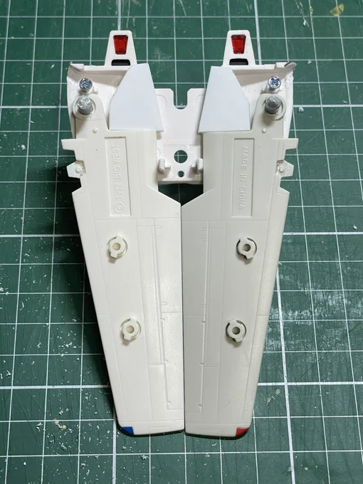 #デカルチャー#バルキリー #マジンガーZ公開妄想企画VF-1MZ、制作開始マジンガーの可変翼は前進翼位置まで移動するが、VF-1の軸位置では肩上面に干渉してしまう。なのでピボットを下に移動。 