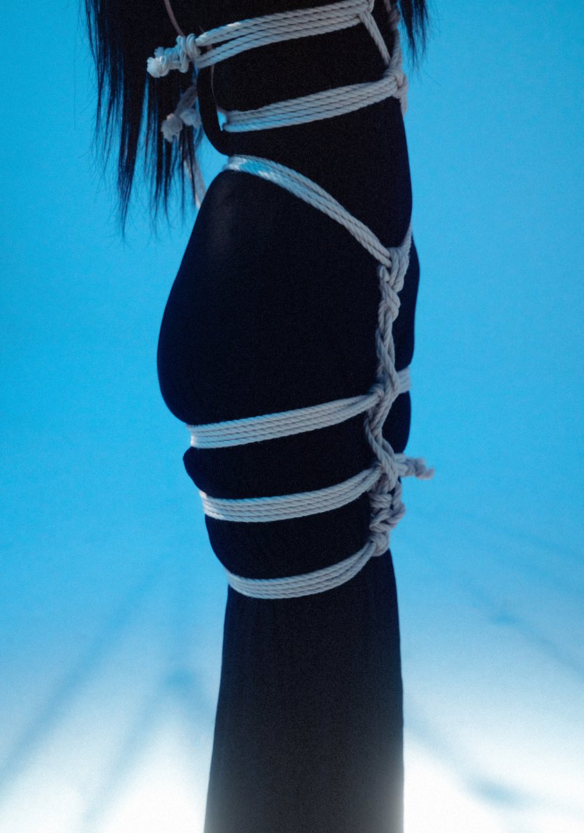 Cinnamoninkk's tweet photo. 「无限近似于透明的蓝」

模特：小张
鲸 装置策划：灰镜工作室
鲸 装置制作：尼采/葡萄/Aki

@Fengsiyuan
@CPorgyUniverse
@HotMediaLuckLot https://t.co/lQAs1UmWEP