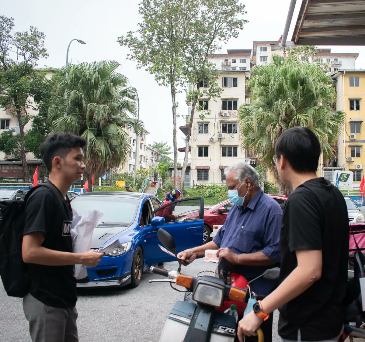 MUDAPJ_Official's tweet photo. Habiskan waktu petang tadi di sekitar Glomac, Kelana Jaya.

Edaran flyers dibuat sebagai tanda pengenalan MUDA kepada masyarakat sekitar.

Terima kasih @danieldttw turun membantu. Tidak lupa kepada iron man MUDA PJ @winstonyzc yang tidak kenal erti penat.

Terima kasih! https://t.co/dGqv3Ne5Qv
