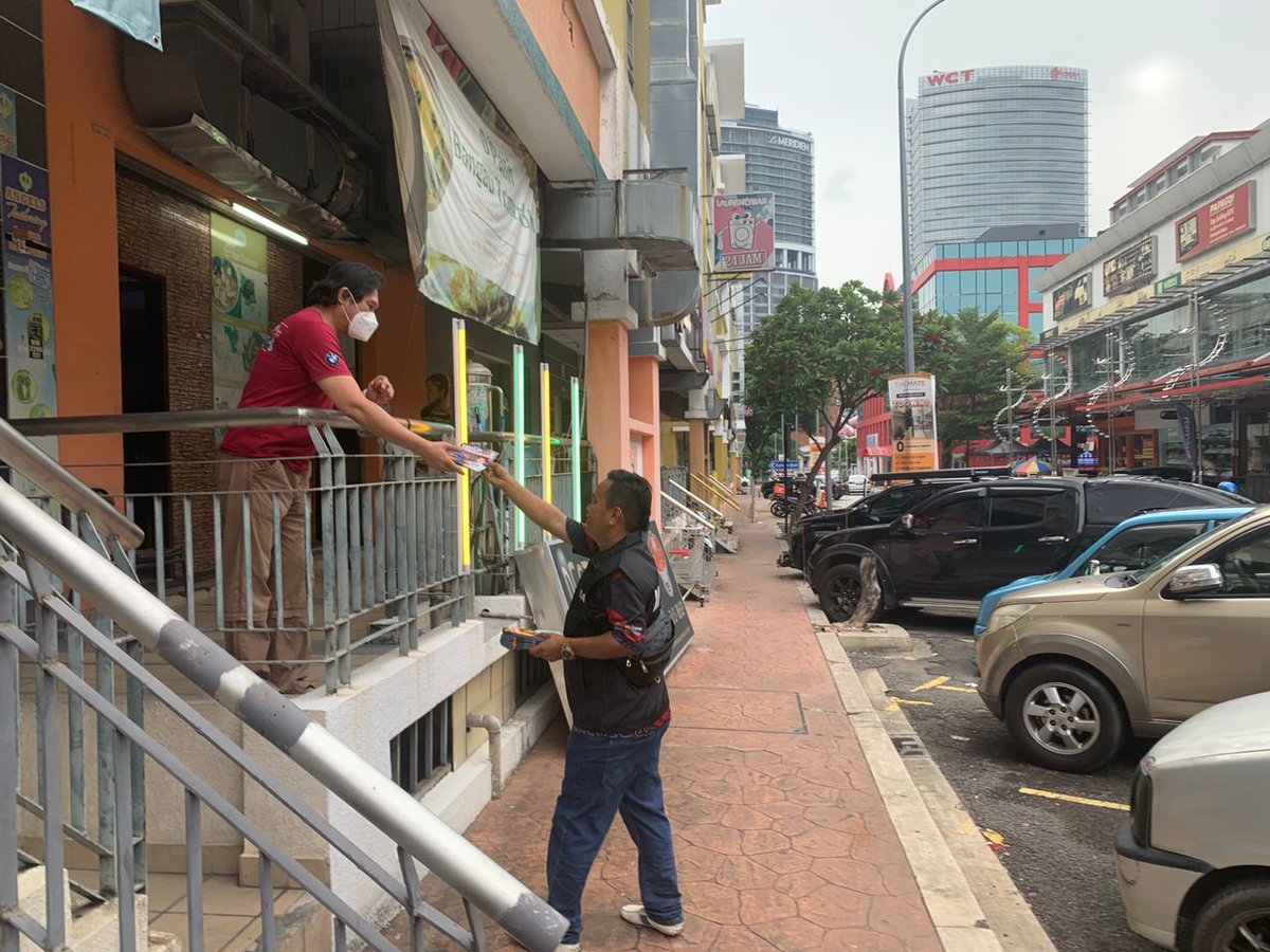 MUDAPJ_Official's tweet photo. Habiskan waktu petang tadi di sekitar Glomac, Kelana Jaya.

Edaran flyers dibuat sebagai tanda pengenalan MUDA kepada masyarakat sekitar.

Terima kasih @danieldttw turun membantu. Tidak lupa kepada iron man MUDA PJ @winstonyzc yang tidak kenal erti penat.

Terima kasih! https://t.co/dGqv3Ne5Qv
