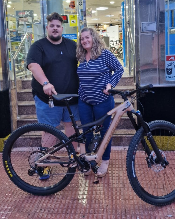Nos encanta ver lo felices que salen los clientes de nuestra tienda, por eso hoy queremos compartir la alegría de esta clienta con su nueva Orbea Rise H30 💛

¿Quieres una nueva bicicleta? Estamos en 📍C/ Jazmín, 1, La Florida, Murcia 

#ciclossarabia #ciclismo #orbea #murcia