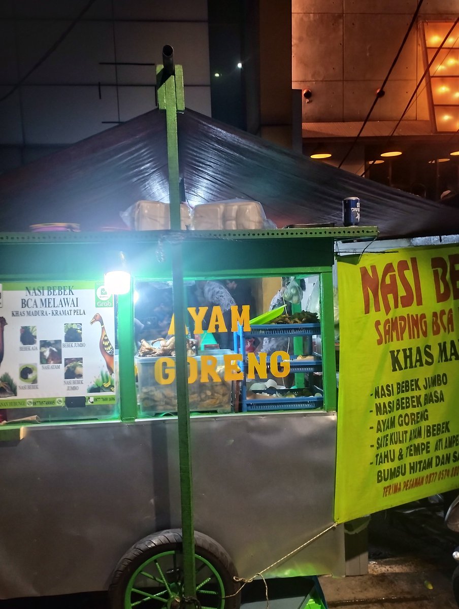 BanyuSadewa's tweet photo. Kalo malem2 lagi keliaran di sekitaran Blok M, WAJIB BANGET makan Bebek Madura di sampingnya BCA Melawai deh sumpah ENAK BANGEEET 🤤
Bumbu itemnya banyak, sambelnya pedes pol, lidah Suroboyo ku sing rodok rewel iki approved 👌
Harus beli yg bebek jumbo biar puas makannya. https://t.co/YEb5lsrT4F