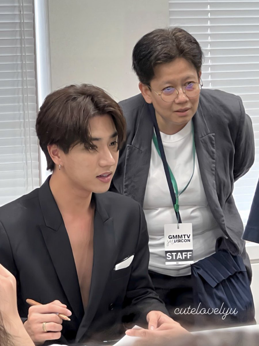 cutelovelyu's tweet photo. love the way both of P’Add and Perth look at the fans in front of them 🖤🐯
Perth x Musicon D3
#MusiconxPerthD3
#GMMTVMUSICONDAY3
#GMMTVMUSICONxTOKYO
#KDPPE #PerthTanapon https://t.co/q62mLMGPv5