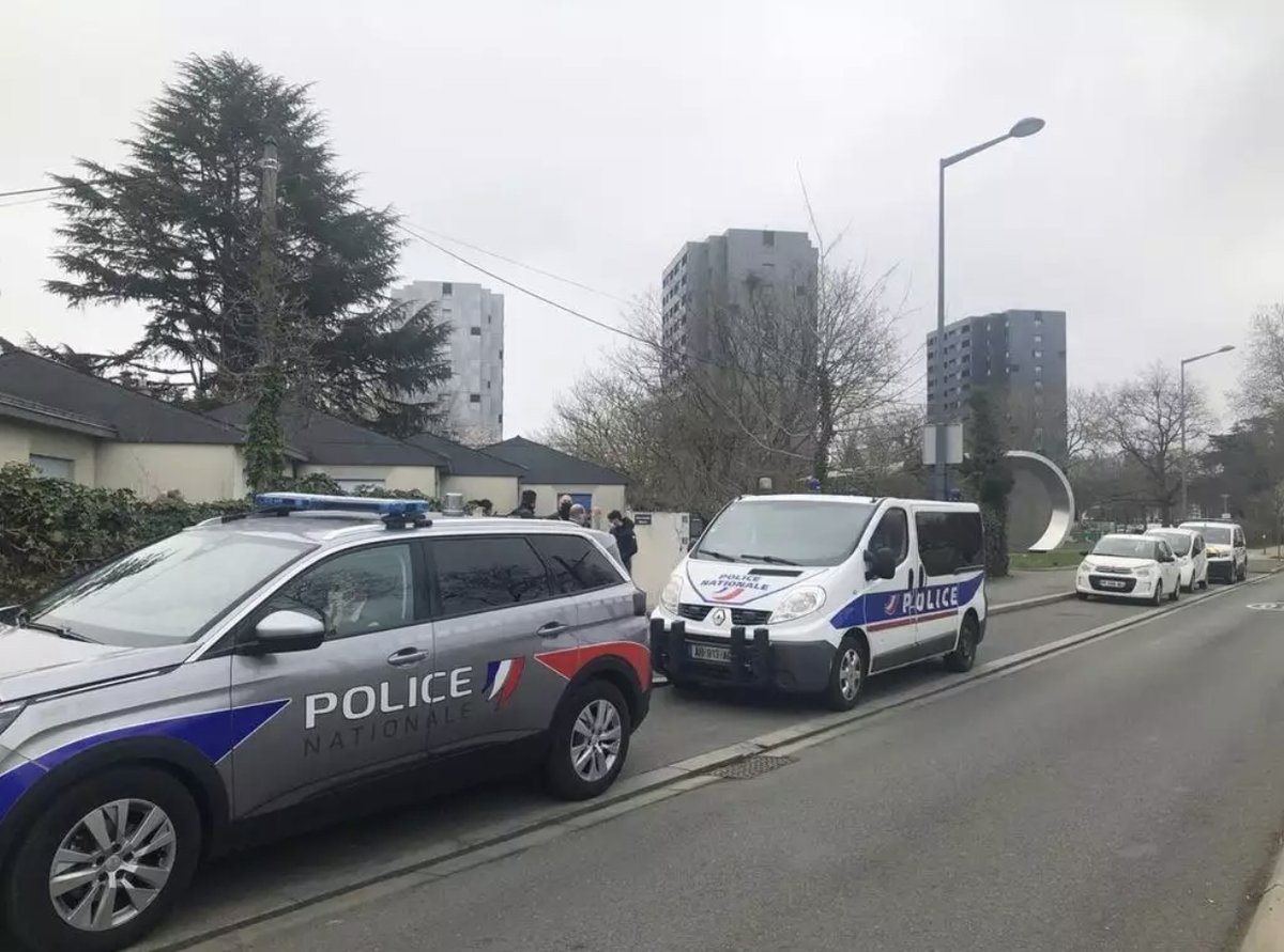 CerfiaFR's tweet image. 🇫🇷 FLASH | Un père a frappé et enlevé l’ex-petit ami de sa fille de 16 ans, qui la frappait et #harcelait, pour le livrer à la police à #Nandy. L’adolescent de 17 ans avait aussi menacé la mère et brûlé sa voiture. Un katana et une batte ont été utilisés par le père et ses amis.