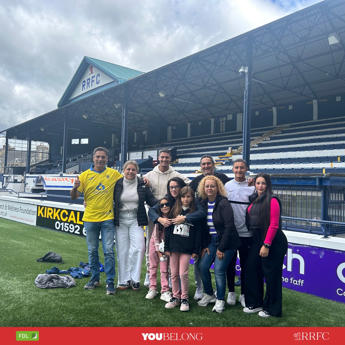 🇮🇨 Our latest visitors from Gran Canaria are the Benitez family.

Bienvenidos a nuestros nuevos aficionados! 💛💙

#TuPerteneces