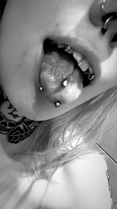 "lookin' at the groud while she suck my blood" https://t.co/abKnoD1YWf<a href="/tag/t%C3%B6is"class="tags"><span>#t&ouml;is</span></a>