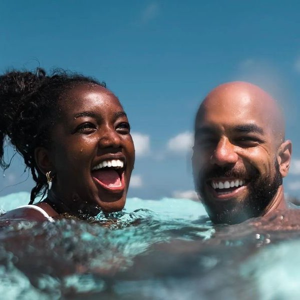 choquei's tweet photo. 🚨FAMOSOS: Iza decidiu se separar do marido após perceber que perdia todo seu lado empoderada ao lado dele e identificar que estava em um relacionamento tóxico. 

Segundo fontes, o homem sempre diminuía a cantora, e fazia uma série de proibições, tentando ditar como a esposa deveria agir e se comportar. Na negociação do divórcio, ele levou cerca de R$ 3 milhões.