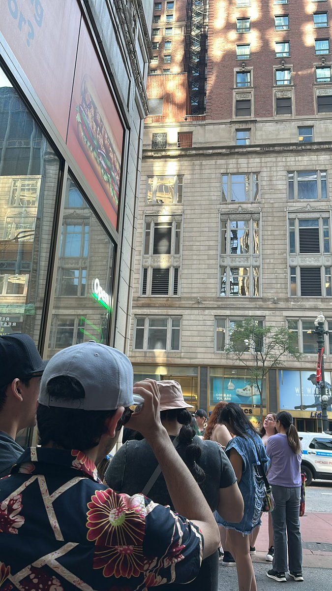 makkislefthand's tweet photo. TXT Pop Up in Chicago that everyone but HYBE knows about it is starting to wrap w MOAs! #TXTPALOOZA #TXTPopUp

📍114 S State Street between Subway and Champs https://t.co/QLyLAMx7zv