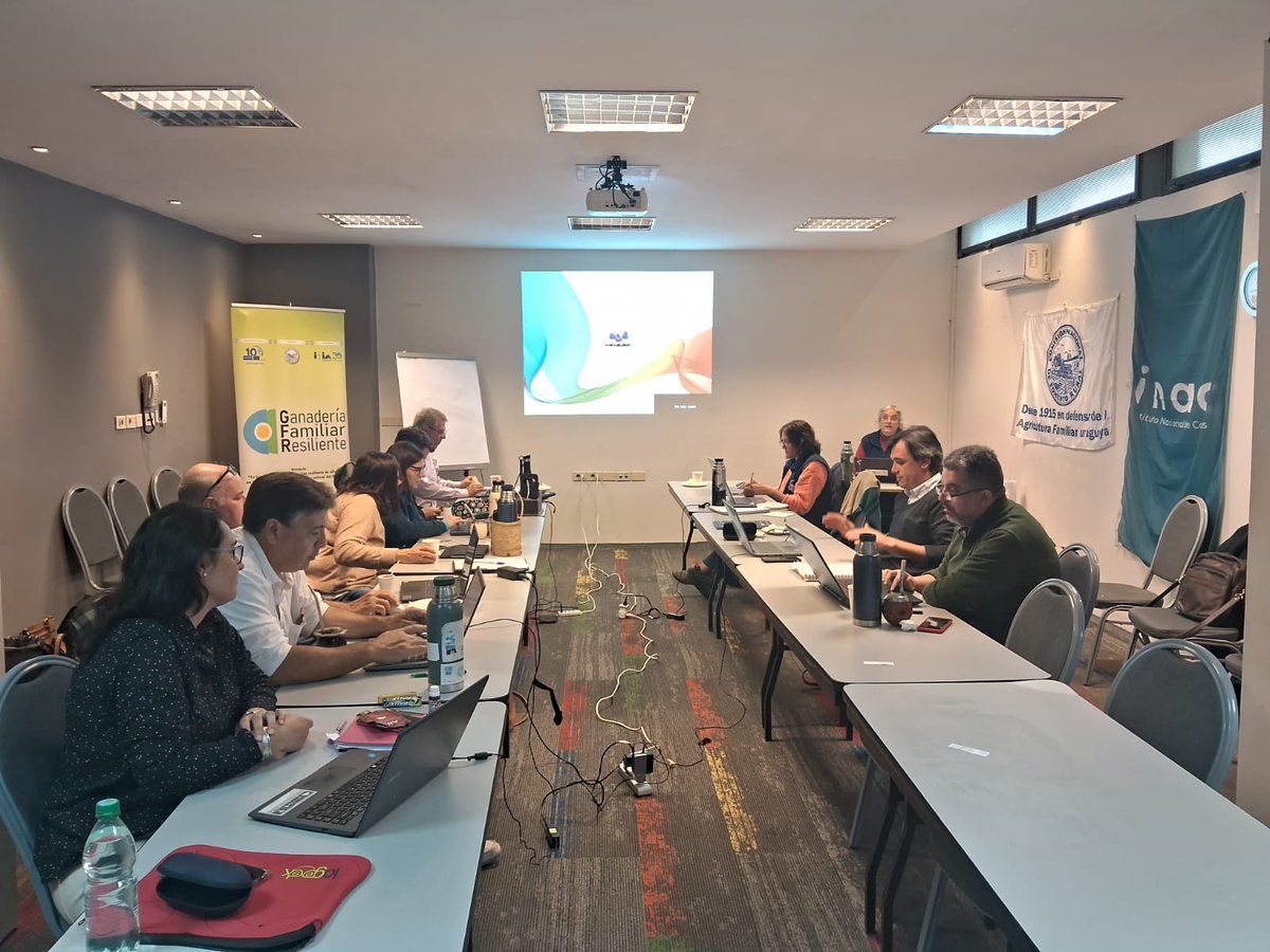 GFResiliente's tweet photo. 3 de agosto: Reunión del Grupo Motor de @GFResiliente. En la mañana, trabajamos en el análisis de los cierres del ejercicio 2022/23 de los predios ganaderos, junto al equipo técnico de campo y las Ings. Agrs. Andrea Ruggia y Verónica Aguerre de @INIA_UY https://t.co/iJGvsy5LAr